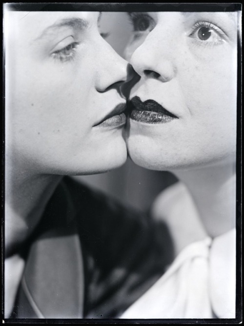 killerbeesting: Man Ray, Lee Miller & friend, The Kiss, 1930