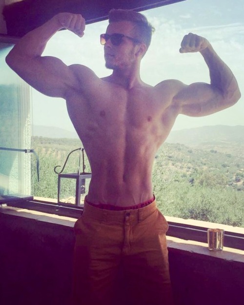 muscleredfox:  testosterotica:  Joe.  Guns, guns everywhere.