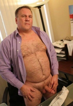 westcub86:  If you’re a nudist bear join WOOFNUDE.COM because I fucking love this site!  Daddy Mugs. Amazing.
