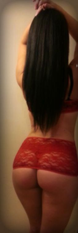 NatashaSinn debuts her derriere in her first submission to our contest. 