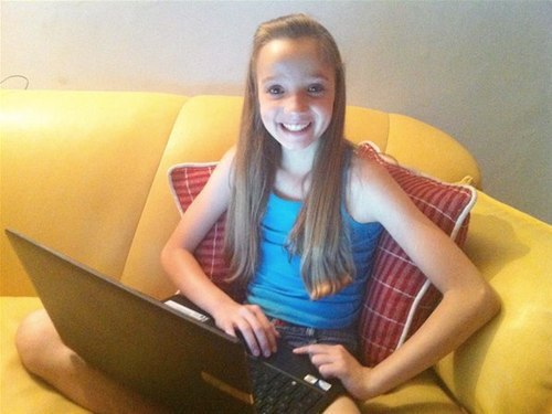 Tá vendo essa menina ? Ela se tornou uma celebridade da noite pro dia. Reblogue, clique na imagem e descubra quem é ela.