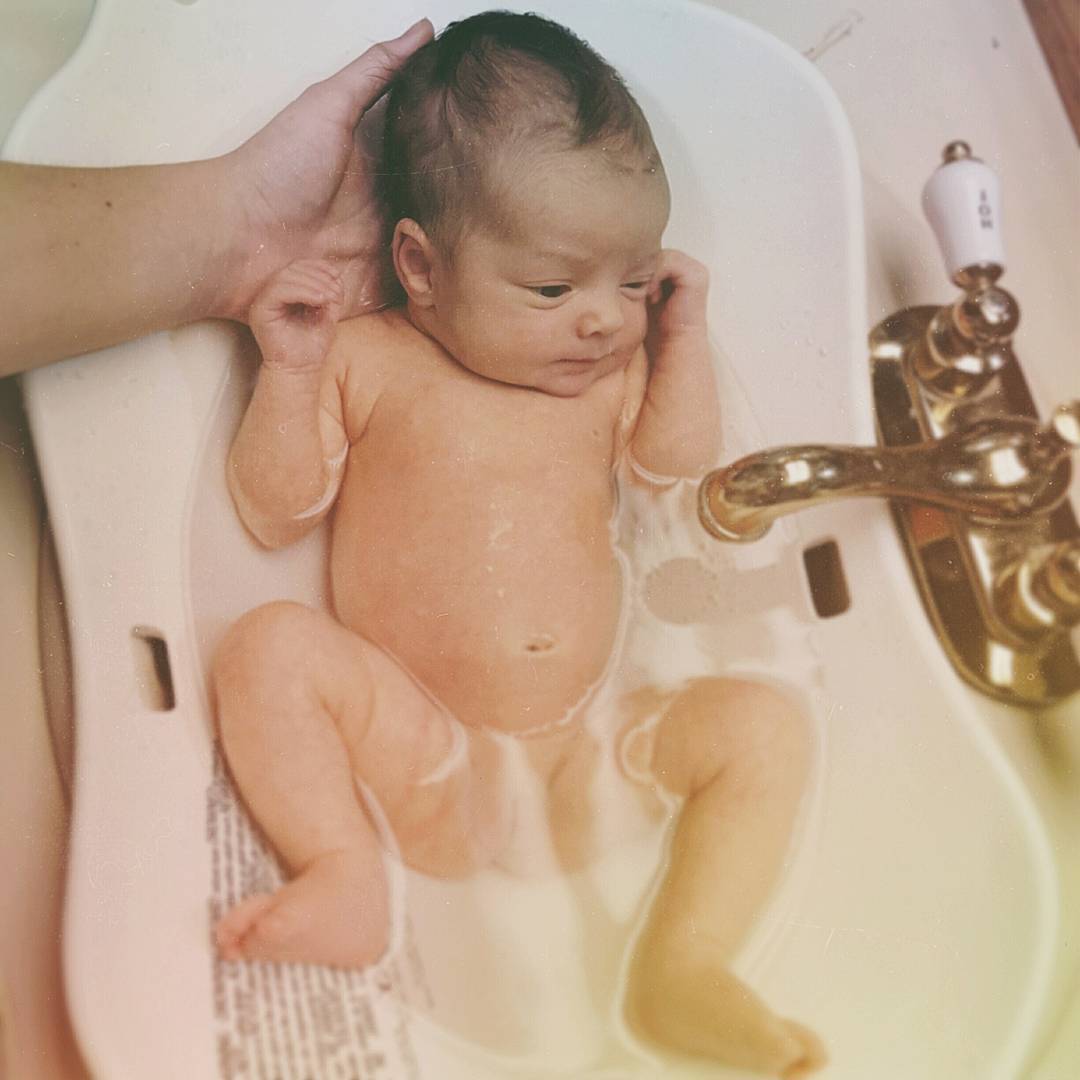 granola-mama:  my two week old lil squeak bug was lovin her first bath today♡ I