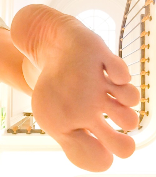 luvhertoes: fuesse: Flexy Girl  Back  Feet  Bellybutton  Zungen-  Lippen  Special Details Sexy
