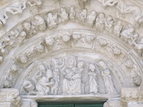 Adoración de la Virgen y niño, tímpano, Iglesia de San Francisco, Betanzos, Gal