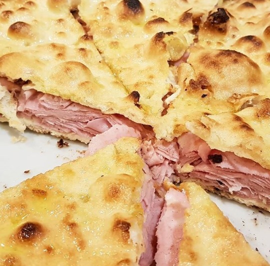 imperfettamentemestessa:ilrobisonoio:crosmataditele:Pizza e mortadellaPorno😱 potrei uccidere per molto meno…celafacciocelafacciocelafaccio! 