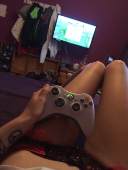 i-hate-the-beach:  loving minecraft xbox