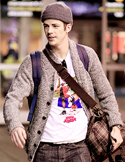 dailygrantgustin:    Grant Gustin arriving to YVR Airport x