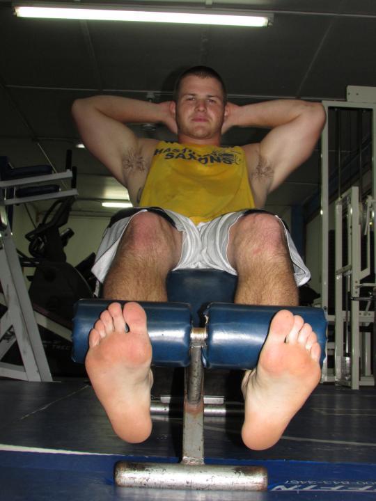 unclenifty:  would love to service this sweaty jock’s feet as he works out