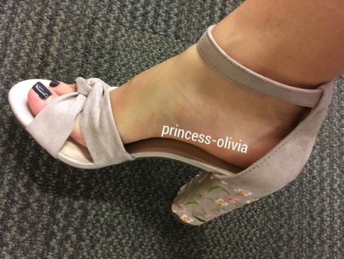 princess-olivia: 3/4 Im such a nice princess, I tried on a bunch of shoes at a store for you guys to