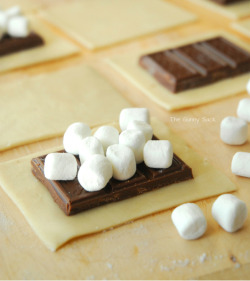 dangertitties:  thecakebar:  DIY S’mores Pie Pops {must click the link for recipe and FULL tutorial}  RAVIOLI RAVIOLI NOW I HAVE THE FORMUOLI! 
