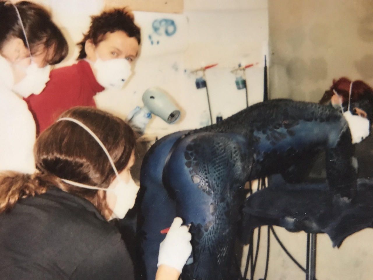h0odrich:  historium: Rebecca Romijn being painted for role in X-Men (2000)  the