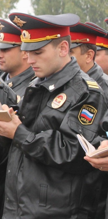 gay-guy1988:Cute men in uniform
