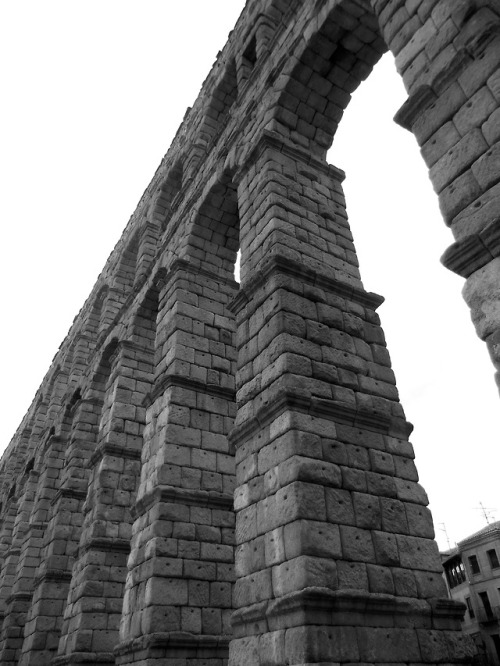 Arcos de piedra del acueducto de la era romana, Segovia, 2016.