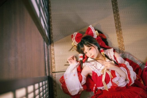 RT @ErokoChiba: #東方project #博麗霊夢 #cosplay #コスプレ  神社で平和な１日を過ごした霊夢ちゃん。 t.co/lLV0MOSXrY