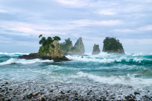 expressions-of-nature:by Tommy TsutsuiThe Dancing Surf in Stormy Minokake-Rocks, Japan