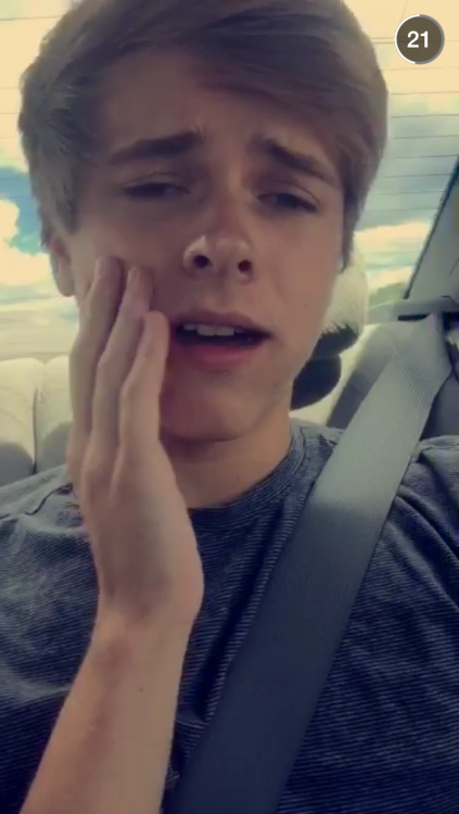 lxkekorns:unclekornicob: I’m in the car and my lips feel swollen and I feel like im on drugs