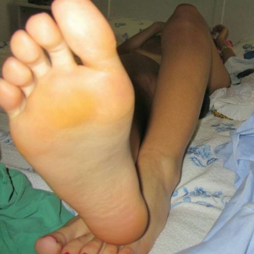 g1–nca-h:  #sexyfeet #crushed #footcrush #foot #footkissing #footsucking