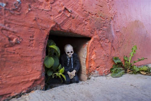 asylum-art:  Isaac Cordal - Cement Eclipses. Chiapas, Mexico. 2013 artisr on tumblr Isaac Cordal was in Mexico last year where he could give some new perspectives to his project Cement Eclipses. The Spanish artists so get inspired by the local folklore