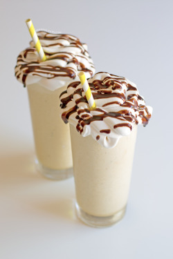 vegan-yums:  Creamy vegan vanilla shake /