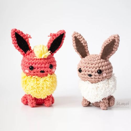 Flareon and Eevee!  . . . . . #pokemoncrochet #crochetpokemon #amigurumipokemon #pokemonamigurumi #g