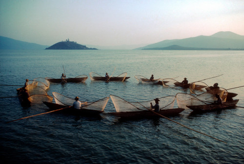 unrar:   Mexico, Lake Patzcuaro, 1962. Fishermen using butterfly nets on Lake Patzcuaro, Burt Glinn.