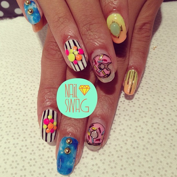 nail-swag:  @britneytokyo and I birthed a nail child on @nailgasmdoc’s hands!!!!!