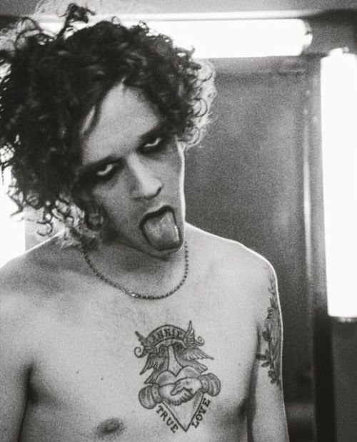 ughmatthewhealy:  in that pirate photo of adam, yeah this was the look matty was going for while doing his makeup
