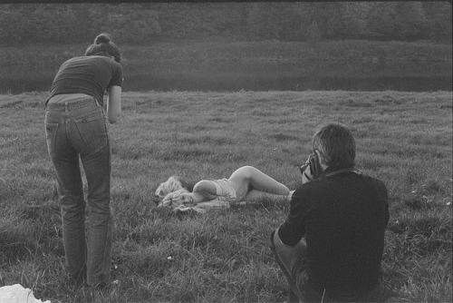 Höfgen. Akt-Pleinair 1979. Eva Mahn und ein Unbekannter beim Fotografieren einer liegenden jungen Fr