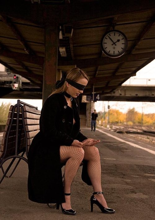 shellie-o-love: bondagegallery: Blindfold and Collar waiting for what would happen with me…. 