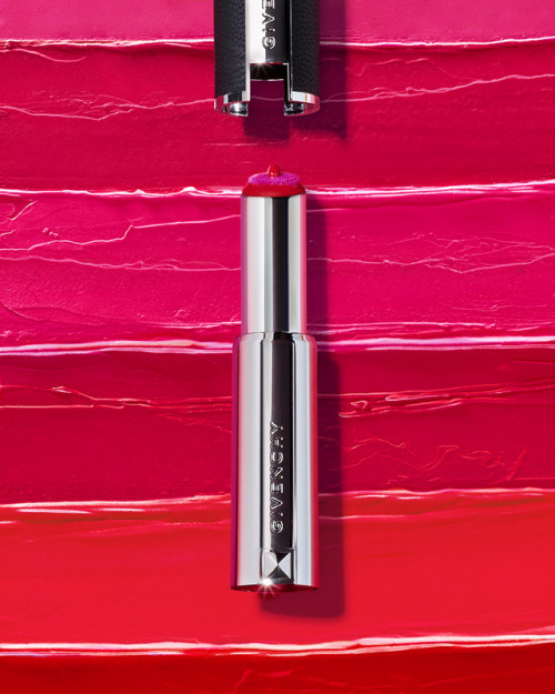  A with a surprise twist Meet @GivenchyBeauty’s Le Rouge Liquide. It looks like the brand’s iconic l