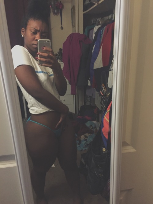 shmoplivintae:  Yo thighs is everything. Lol