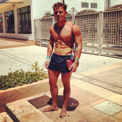 guysinshortshorts.tumblr.com post 144984256900