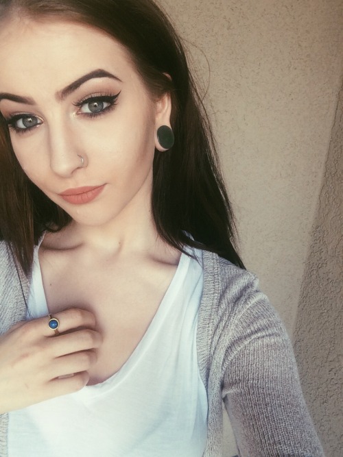 oceansandalleys: Feel so odd with light makeup.