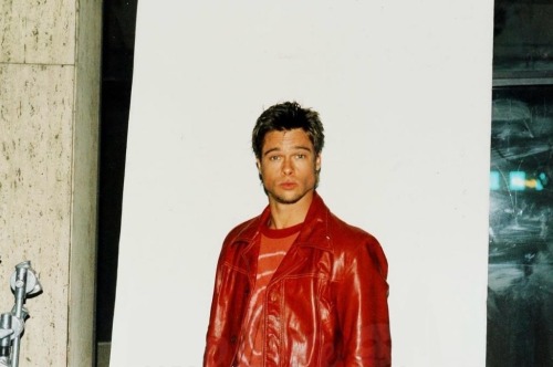 Brad Pitt Being Photographed For Tyler Durden's Driver's License Photos