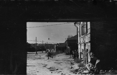 baungez44:  Soviet fighters run across the street during street battles in VoronezhSoviet fighters run across the street during street fighting in Voronezh. Information about the…View Post