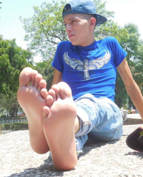 10cutetoes:  Premium M/M Foot Worship Erotica: www.10cutetoes.com/