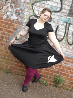 fuckyeahplussizealternatives:  A friend bought me this skirt, so I had to wear it out today and dress it up a bit. If it had been colder, I’d have worn my ghost jumper with it! I’m a UK size 16-20ish depending on the shop. Top is from modcloth, leggings