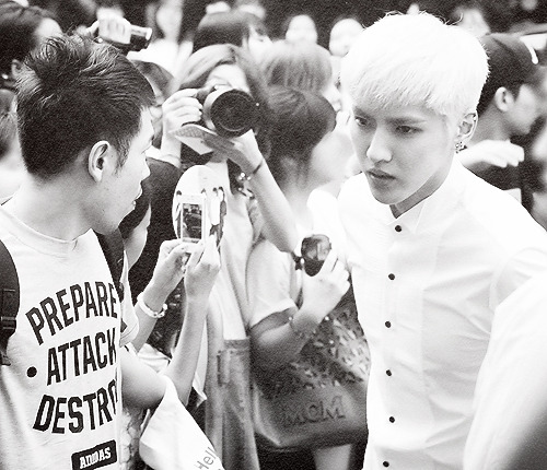 duizhangne-deactivated20130920:  even in a crowd full of eyes i am but still my own demise   