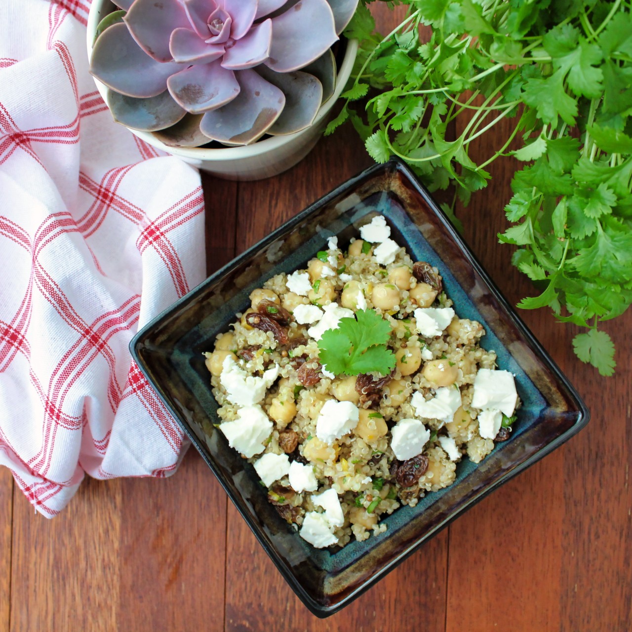 Quinoa Salad Mediterranean
Delicious salad with quinoa, chickpeas, raisins and feta cheese.
By Tastes of Health