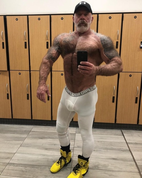 pastel86: daddy buck..this guy just gets better with age.