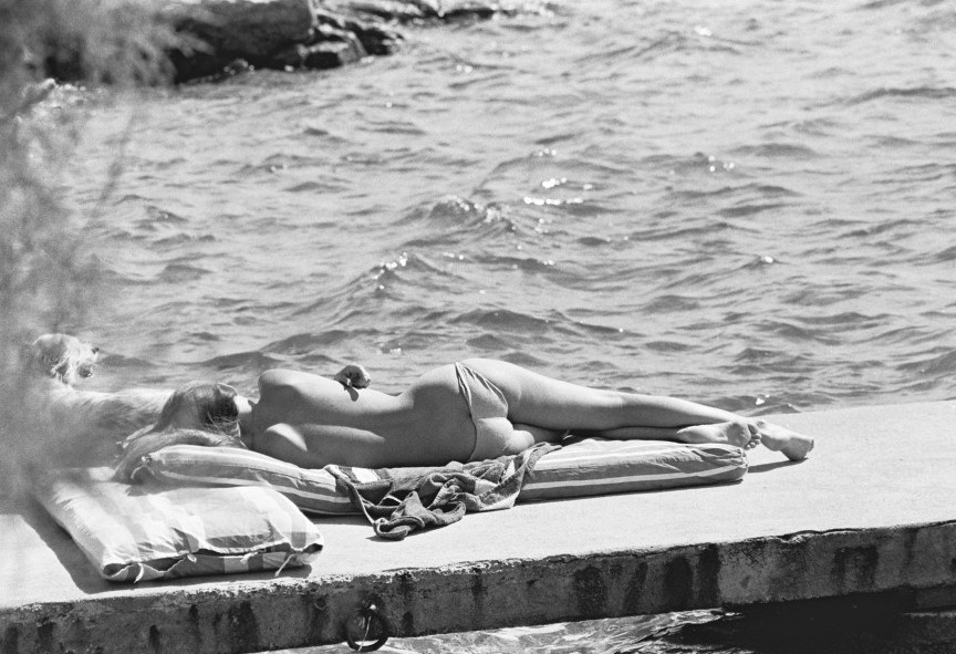 ur-s:  secretbeautysociety:  Brigitte Bardot à La Madrague, St-Tropez, 1975.  What