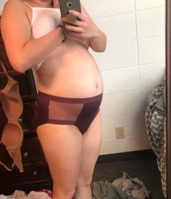 blyblt:  This is absolutely the biggest belly I’ve ever had. I was soaking wet by the time I was done. I seriously look pregnant 