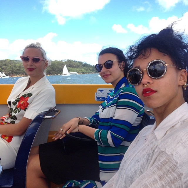 hhhhhhhhhhhelen:  everybodylovesfkatwigs:FKA twigs with her friends in Sydney  Omg