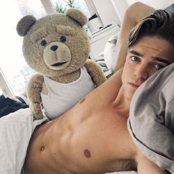 letsriverviiperithings:  21.03.2016  If you follow me on @SnapChat (RIVERVIIPERI) you know why I’m not smiling 😒 / Si me seguís en @SnapChat (@RIVERVIIPERI) sabréis por qué no estoy sonriendo 😅 / Jos seuraat minua #SnapChatissä (RIVERVIIPERI)