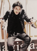 alexzpaintings:  55-63/100 pictures of Gerard smiling 
