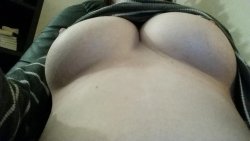 myhotsluts:  I have a thing [f]or underboob,