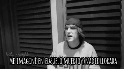 otra-suicida-solitaria:  “Pocos llorarán pero cuantos se alegrarán, vi mi nombre en una lápida y ni se me hizo extraño, cuántas cargas he llevado para tan pocos años”