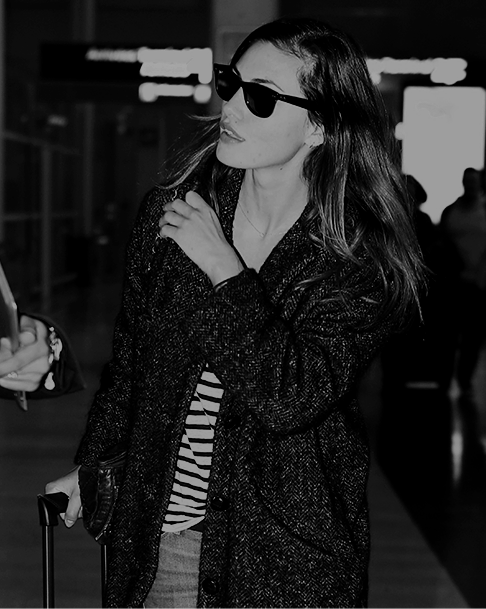beesolively: Phoebe Tonkin arrives at Paris Charles Airport March 5th 2017. 
