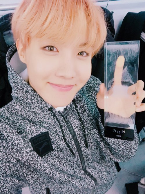 bts-trans:161120 J-Hope’s Tweet방탄 대상 탄 날 사랑해요 내 사람들 https://t.co/SZShOrM5h8The day Bangtan got daesa