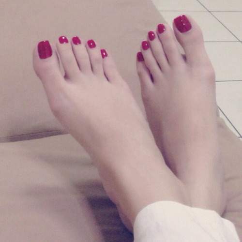 juicy-girls-toes:  Toe Sex  Alexa doesn’t want you to join this KILLER feet discord —-&g
